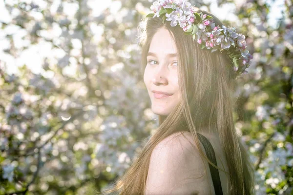 Hermosa Chica Jardín Primavera Con Manzanos Flor Retrato Mujer Joven — Foto de Stock