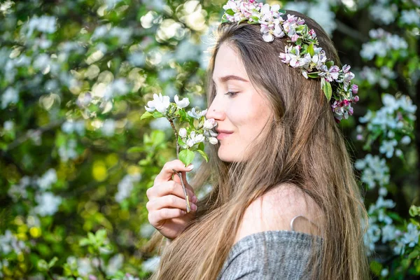 Mulher Jovem Bonita Jardim Primavera Entre Árvores Florescentes Grinalda Flores — Fotografia de Stock