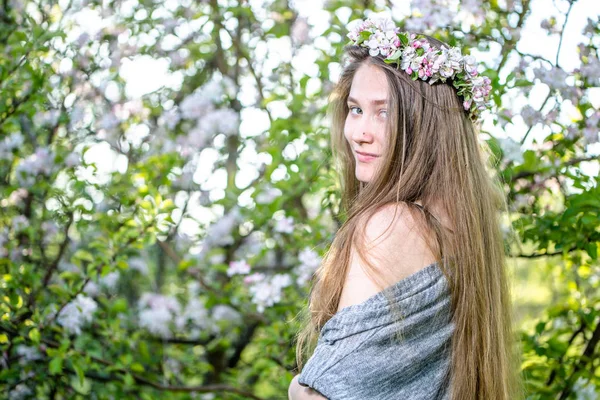 Piękna Dziewczyna Wśród Kwitnących Drzew Wiosną Odkryty Portret Młodej Kobiety — Zdjęcie stockowe