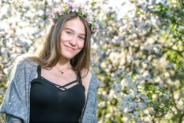 Szczęśliwy Uśmiechający Się Dziewczyna Wiosennych Kwiatów Młoda Kobieta Ogrodzie Kwitnących — Zdjęcie stockowe