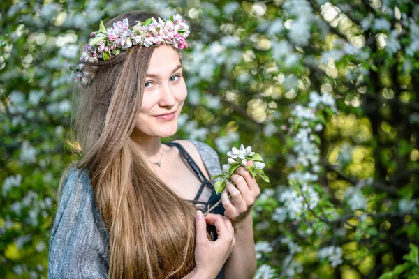 Piękny Szczęśliwy Uśmiechający Się Młoda Dziewczyna Spring Garden Młoda Kobieta — Zdjęcie stockowe