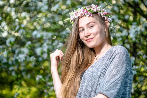 Piękny Szczęśliwy Uśmiechający Się Młoda Kobieta Spring Garden Dziewczyna Kwiatowy — Zdjęcie stockowe