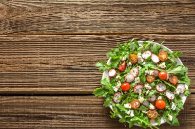 Taze salata sebze plaka, üstten görünüm