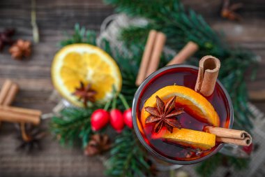 Noel baharat veya çay, masada sıcak içecek şarap mulled