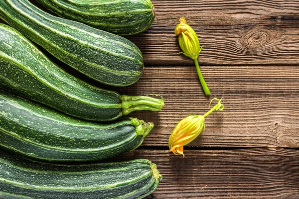 Färska Ekologiska Zucchini Trä Bakgrund Vegetabiliska Skörd — Stockfoto