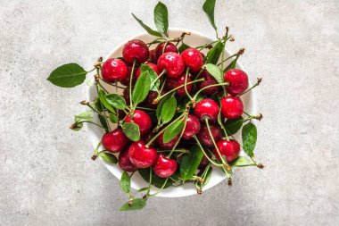 Beyaz arka plan, olgun kiraz, tatlı meyve, üstten görünüm plaka üzerinde taze kiraz