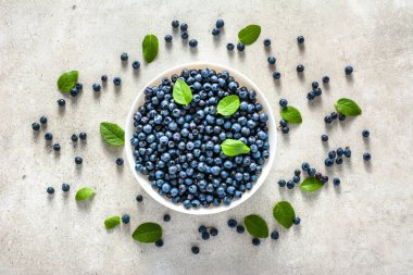 Bir kasede beyaz arka plan üzerinde üstten görünüm taze yaban mersini. Mavi orman meyveleri, sağlıklı gıda kavramı.