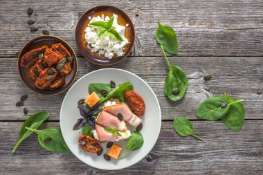 İtalyan gıda üzerine plaka, meze soğuk et - prosciutto jambonu, peynir, domates ve fesleğen ile