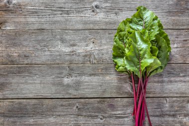 Pancar, yeşil sebze taze hasat pancar yaprağı grup ahşap arka plan üzerinde yerel çiftçi piyasasında taze yaprakları