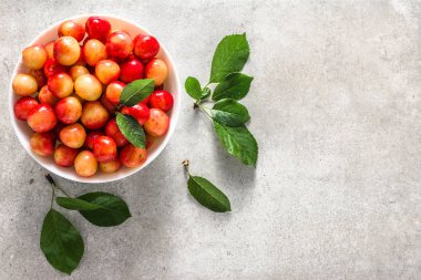 Beyaz arka plan, tatlı kiraz, taze meyve, ek yükü plaka üzerinde sarı kiraz