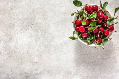 Beyaz arka plan, olgun kiraz, tatlı meyve, üstten görünüm plaka üzerinde taze kiraz