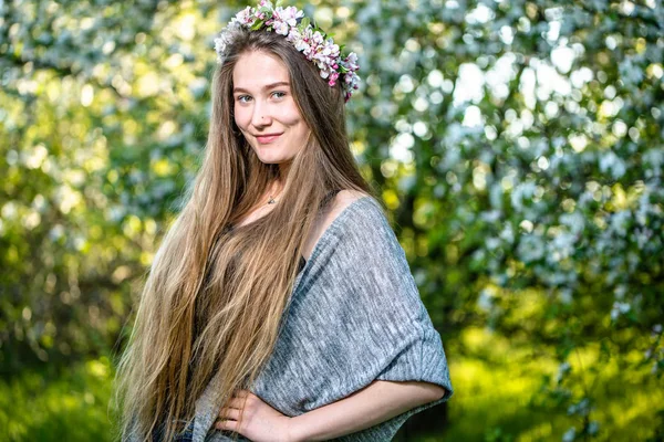 Menina Sorridente Feliz Pomar Primavera — Fotografia de Stock