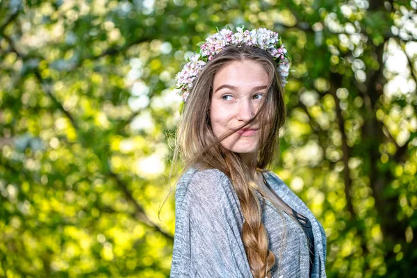 Portret Dziewczynki Natury Młoda Kobieta Długi Warkocz Wieniec Kwiatów Włosach — Zdjęcie stockowe