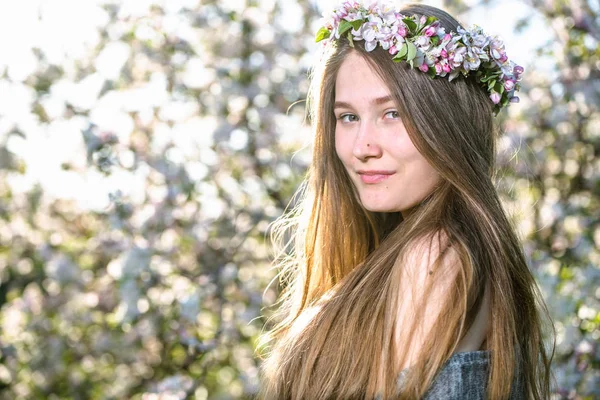 Naturalnego Piękna Kobieta Twarz Apple Kwiaty Wiosna Zewnątrz Piękna Portret — Zdjęcie stockowe