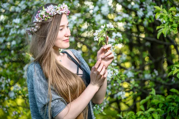 Dziewczyna Piękna Wiosna Apple Blossom Ogrodzie — Zdjęcie stockowe