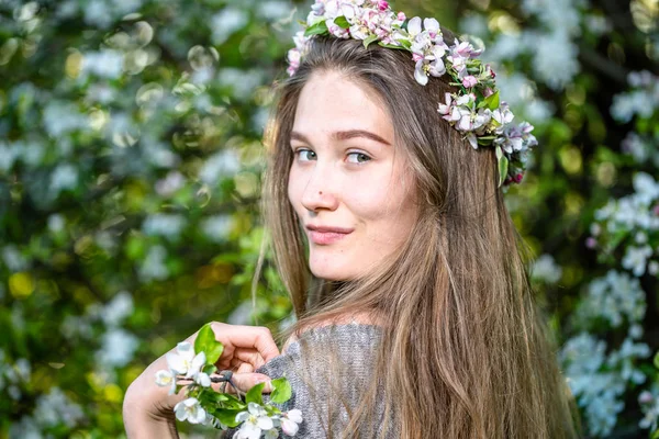 Piękna Wiosna Młoda Dziewczyna Kwitnących Drzew Apple Wieniec Kwiaty Włosach — Zdjęcie stockowe