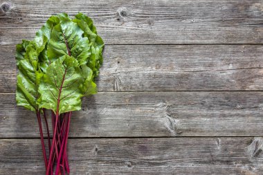 Biyo gıda. Yeşil pancar ahşap arka plan üzerinde bırakır. Sebze hasat. Taze organik bahçe üretim çiftliği masada.