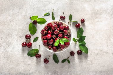 Beyaz arka plan, olgun kiraz, tatlı meyve, üstten görünüm plaka üzerinde taze kiraz