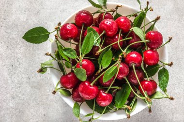 Kiraz meyvesi. Taze organik kiraz yaprakları ile.