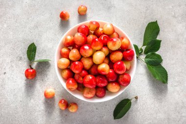 Beyaz arka plan, olgun kiraz, tatlı meyve, üstten görünüm plaka üzerinde taze kiraz