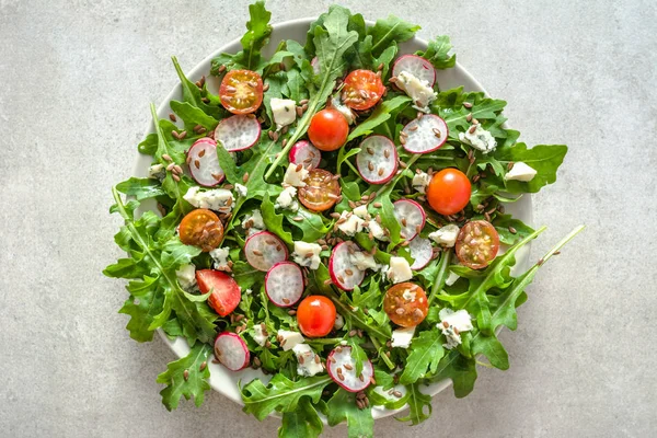 다이어트 음식입니다 Arugula로 신선한 샐러드 플레이트 평면도 개념에 나뭇잎 — 스톡 사진