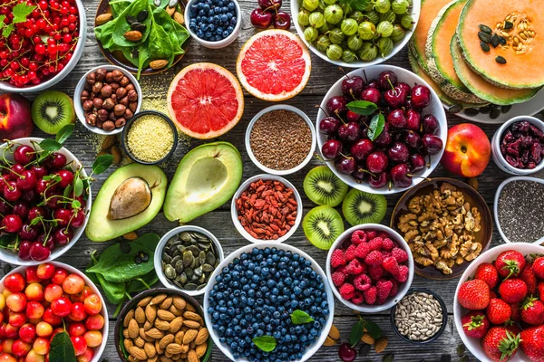 Selección Alimentos Saludables Superfoods Frutas Bayas Variadas Frutos Secos Semillas —  Fotos de Stock