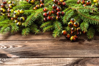 Noel ahşap arka plan köknar ağacı dalı ile