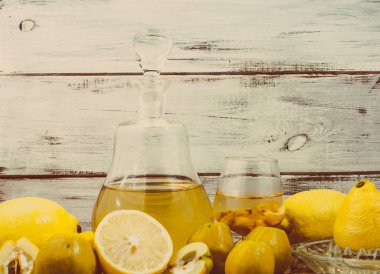 Kadeh içki ve alkol tentür Ayva meyve ile sürahi.