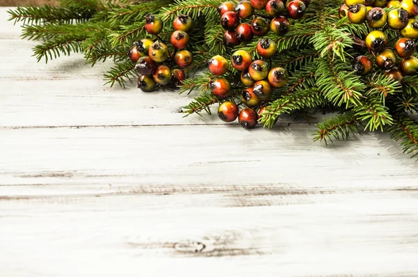 Zelená Vánoční Jedle Větev Výzdobou Dřevěné Bílé Pozadí — Stock fotografie