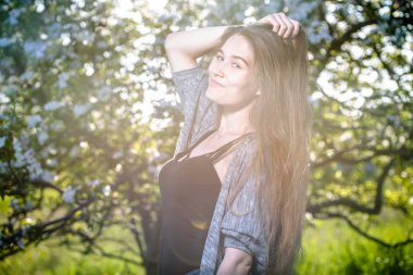 Bahçedeki kız portresi. Güzel genç kadın bahar moda oturumunda, açık