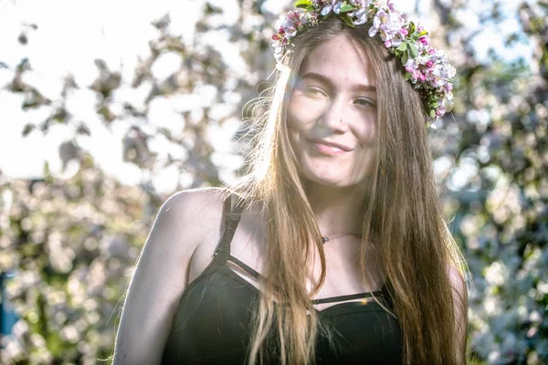 Piękne Uśmiechnięte Niewinna Dziewczyna Pure Wieniec Kwiatów Apple Biały Kwiat — Zdjęcie stockowe