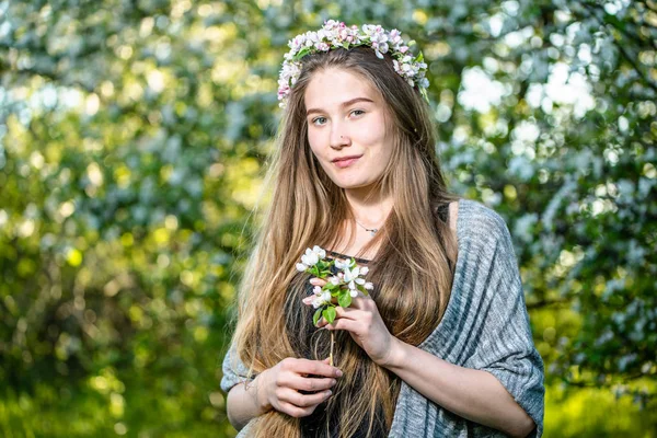 Piękna Dziewczyna Mody Wiosna Kobiety Kwiatami Pobliżu Kwitnących Drzew — Zdjęcie stockowe