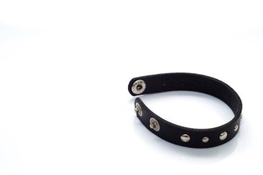 Beyaz arka planda deri bilezik