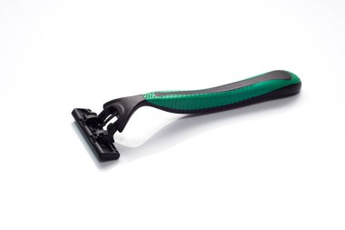 Beyaz bir arka plan üzerinde tıraş makinesi