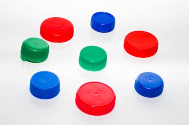 Beyaz bir arka plan üzerinde renkli plastik kap