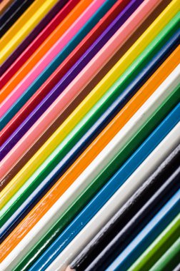 Renkli okul malzemeleri, okul kavramı başa renkli kalemler arka plan