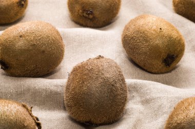 Rustik arka plan üzerinde tüm kivi