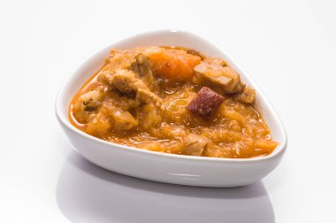 Beyaz arka plan üzerinde izole lahana güveç