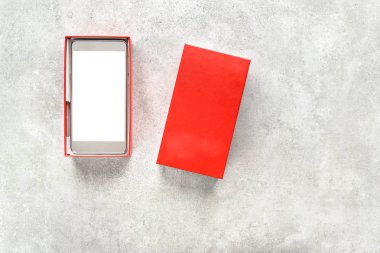 Beyaz ekran, akıllı cep telefonu ile hediye kutusu hediye olarak modern smartphone