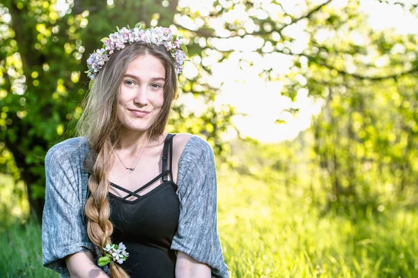 Piękna Kobieta Ogrodzie Zachodzie Słońca Dziewczyna Narwiańskim Wieniec Kwiatów — Zdjęcie stockowe