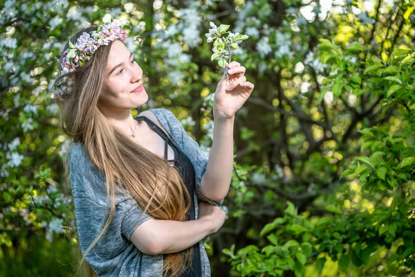 Mulher Bonita Com Flor Jardim Primavera Menina Com Flor Beleza — Fotografia de Stock