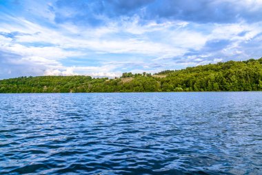 Mavi Göl su sakinleştirmek yüzey ve orman, sakin sahne ile