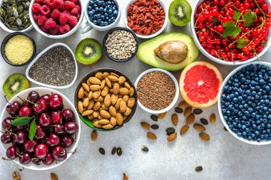 Antioksidan gıda seçimi. Sağlıklı süper gıdalar, meyve ile detoksifikasyon ve çeşitli meyveler. Tablo taze besin