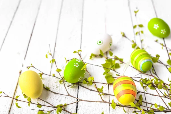 Oeufs Pâques Printemps Fond Œuf Peint Sur Table Bois Blanc — Photo