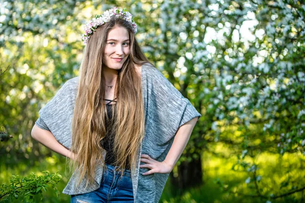 Spring Girl Fashion Beauty Young Woman Garden Long Hair Wreath — Stock Photo, Image