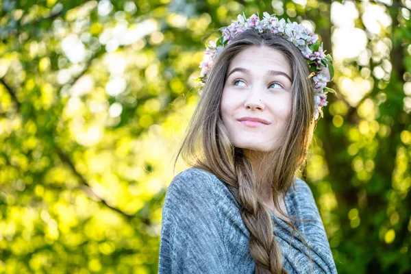 Hermosa Jovencita Primavera Chica Corona Floral Belleza Natural Retrato Cara — Foto de Stock