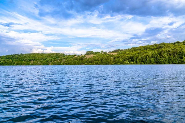 Agua Azul Del Lago Con Superficie Ondulada Bosque Paisajes Tranquilos — Foto de Stock