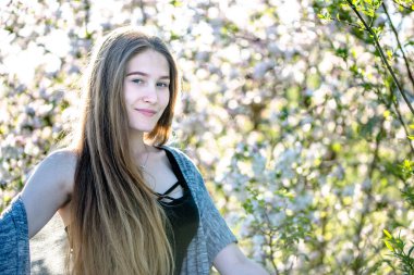 Parlak güneşli bahçe çiçek açması bahar kadın güzel yüz ve cilt ile birlikte. Sağlıklı yaşam tarzı, spa ve sağlıklı yaşam konsepti.