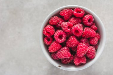 Bir kasede, üstten görünüm taze ahududu, portre