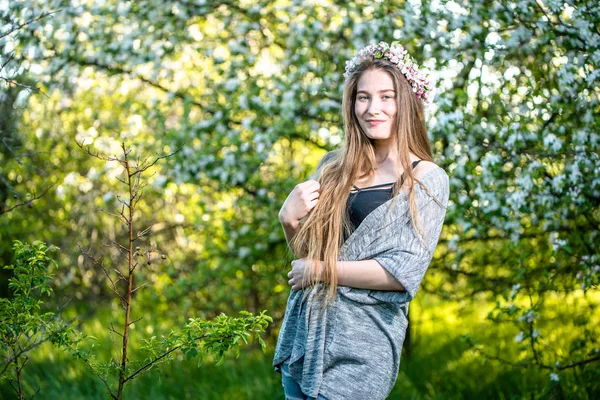 Retrato Bela Jovem Natureza Fundo Árvores Florescendo Primavera — Fotografia de Stock